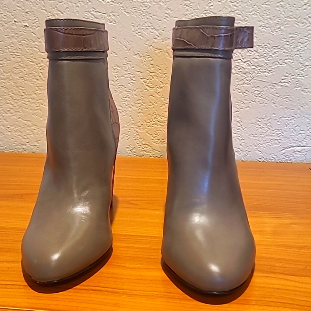 Ann Taylor ankle boots, size 7m, light tan  with gold finish, new